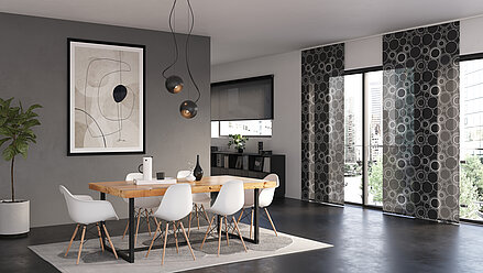 MHZ Flächenvorhang „Yuki“ mit schwarzem Hintergrund und Kreismuster in einem modernen Esszimmer mit Holztisch und weissen Stühlen.
