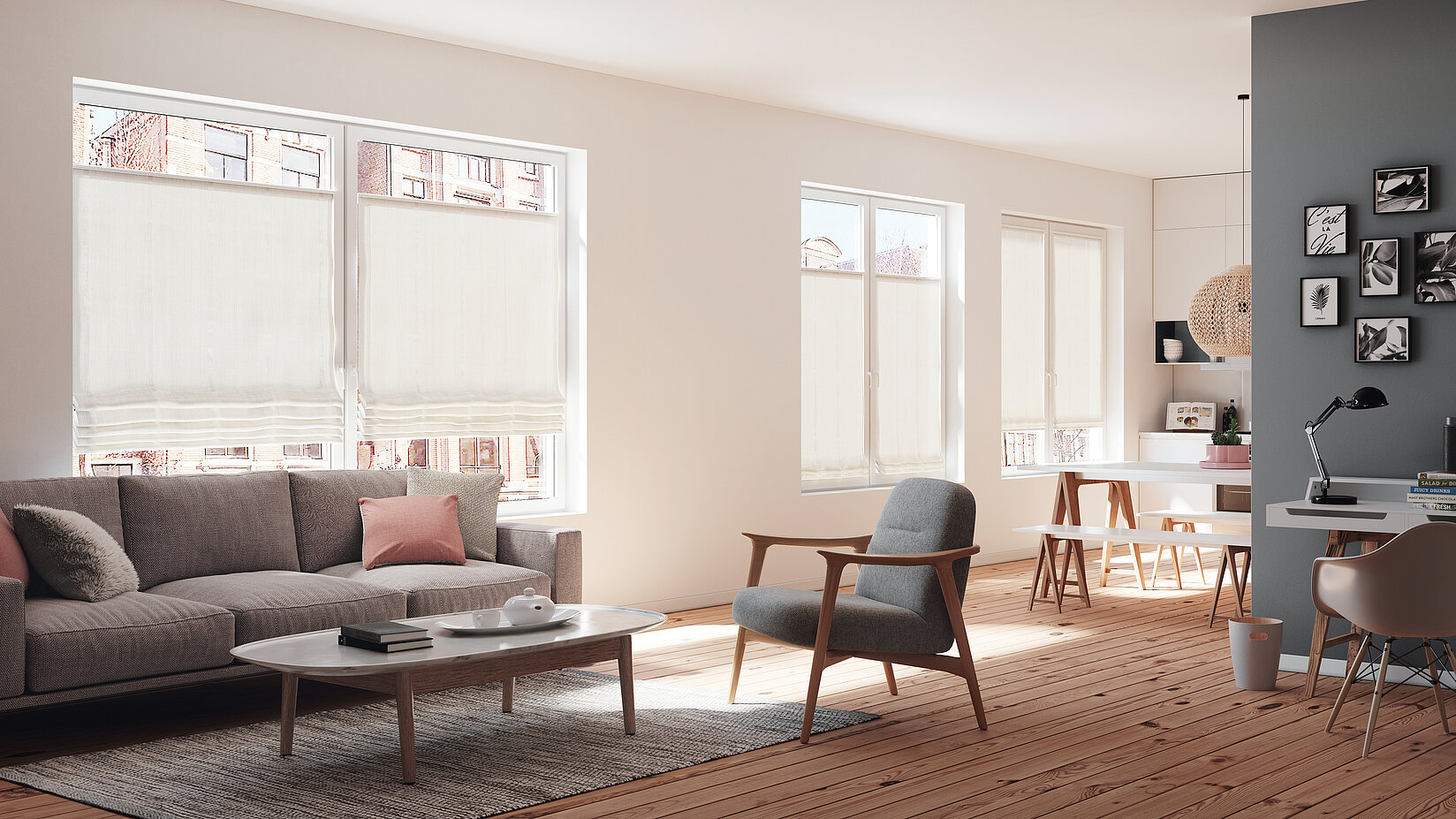 Heller Wohnbereich mit Raffrollos aus lichtdurchlässigem Stoff in natürlichem Look