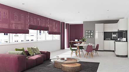 Offener Wohnbereich mit farblich abgestimmten Raffrollos als dekorative Sicht- und Lichtlösung